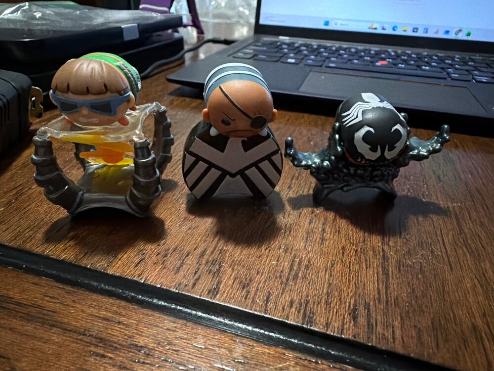 Tsum Tsum Disney Lot of 5 Figures and 6 Display with Figures